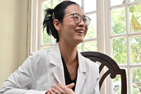 Pemain biola Dr. Jessica Yap berbagi kisah yang membuka wawasan tentang dunia oftalmologi