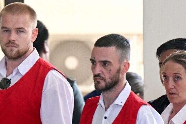 Tiga warga Inggris yang dituduh menyelundupkan kokain ke Indonesia terancam hukuman mati