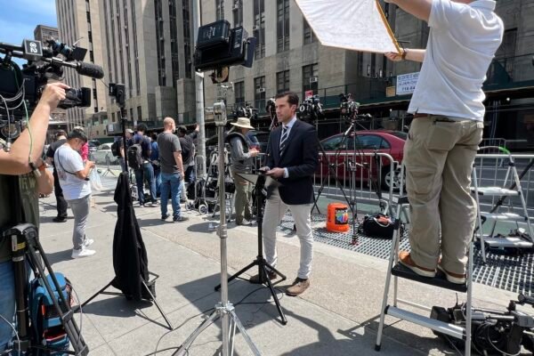 Doug Williams (angkatan 2013) beralih dari Williams Studio ke garis depan dunia berita New York