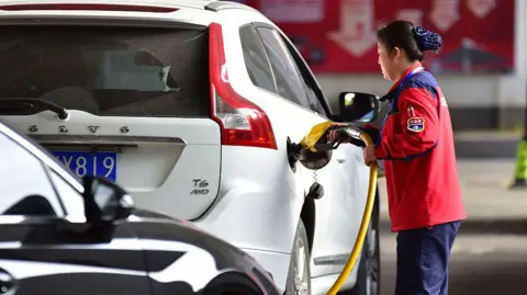 Harga minyak mencapai level tertinggi sejak 2022 setelah muncul laporan bahwa Trump akan diberi pengarahan mengenai opsi-opsi baru terkait Iran
