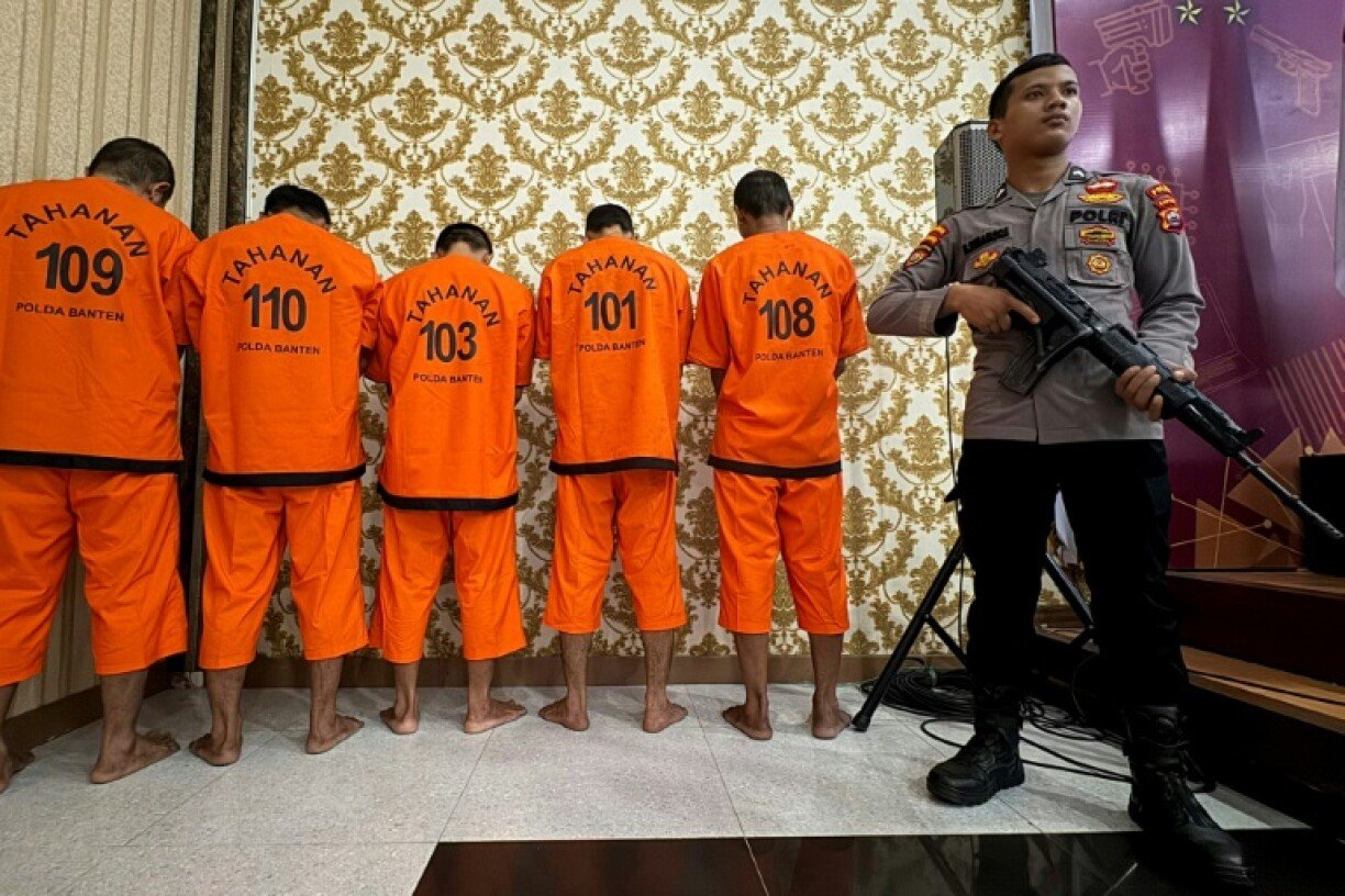 Kelompok kejahatan terorganisir di Indonesia menjatuhkan hukuman penjara yang berat kepada para pemburu badak Jawa