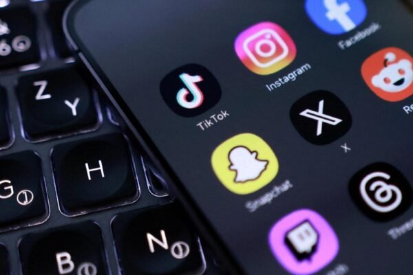 Larangan media sosial: YouTube dan TikTok berkoordinasi dengan pemerintah Indonesia terkait pemblokiran media sosial bagi anak-anak