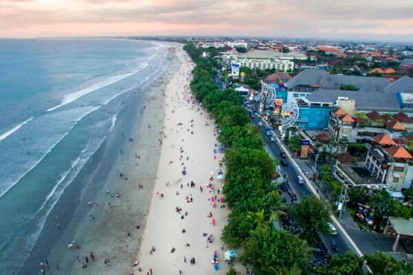 Peringatan perjalanan ke Bali: Smartraveller memperbarui imbauannya bagi warga Australia yang akan berkunjung ke pulau di Indonesia tersebut menyusul serangkaian kasus kematian