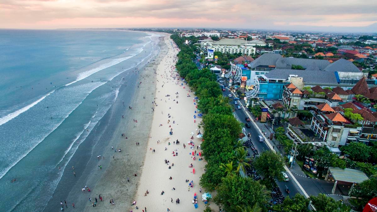 Peringatan perjalanan ke Bali: Smartraveller memperbarui imbauannya bagi warga Australia yang akan berkunjung ke pulau di Indonesia tersebut menyusul serangkaian kasus kematian