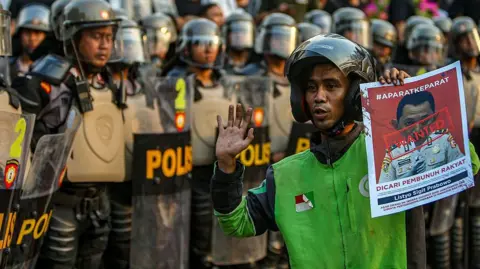 Protes di Indonesia: Warga Asia menggunakan Grab dan Gojek untuk mengirimkan makanan dan bantuan kepada pengemudi pengiriman