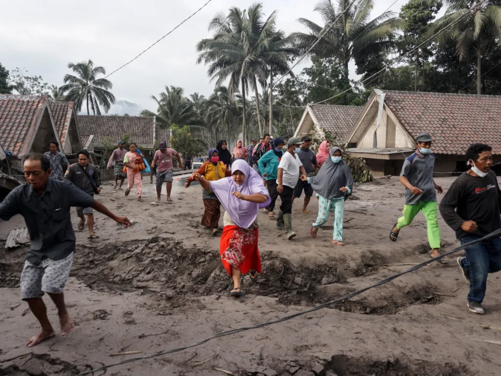 Warga yang tinggal di kawasan sekitar gunung berapi di Indonesia bersiap menghadapi kehancuran