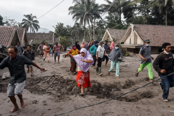 Warga yang tinggal di kawasan sekitar gunung berapi di Indonesia bersiap menghadapi kehancuran
