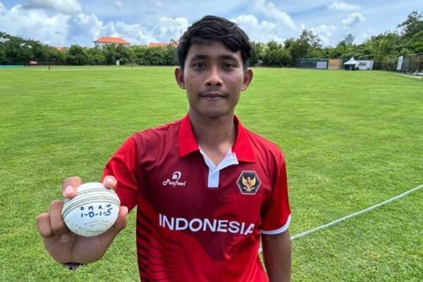 Gede Priandana dari Indonesia berhasil meraih lima wicket dalam satu over pada pertandingan T20 melawan Kamboja