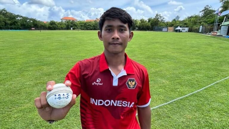 Gede Priandana dari Indonesia berhasil meraih lima wicket dalam satu over pada pertandingan T20 melawan Kamboja