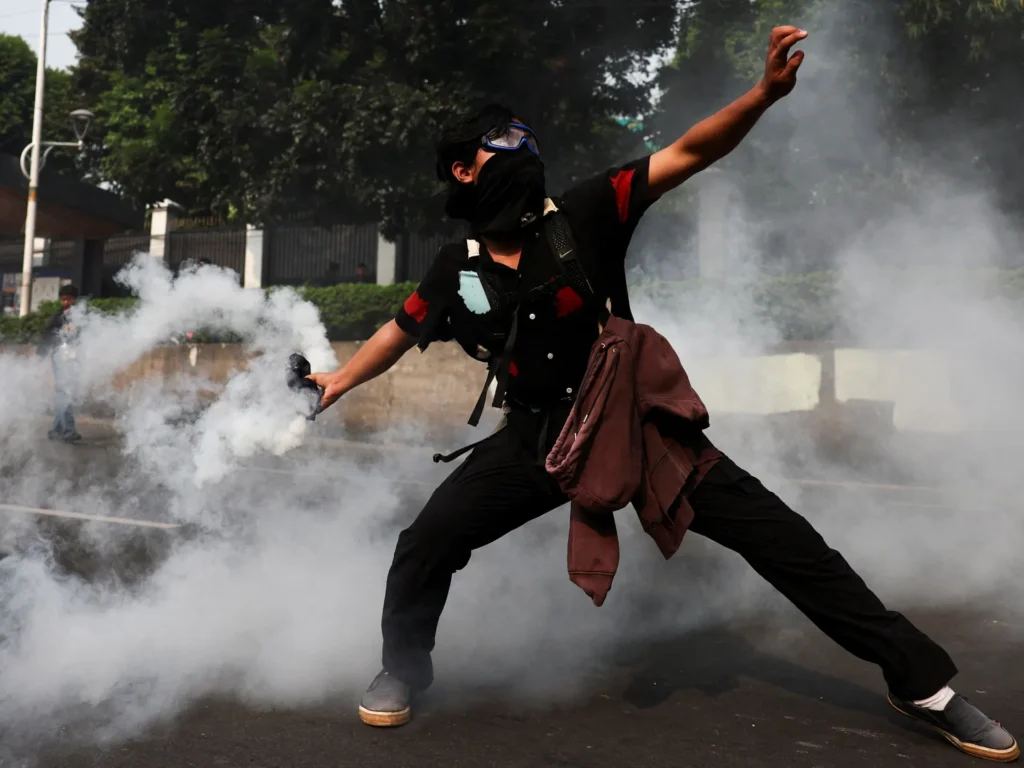 Indonesia dalam kekacauan: Lima warga Indonesia menyampaikan pandangan mereka mengenai penyebabnya dan cara mengatasinya