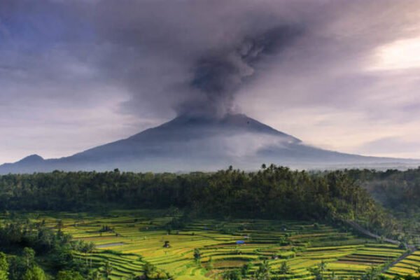 Letusan gunung berapi di Bali: Kolom abu MENYELIMUTI Indonesia saat Gunung Agung meletus