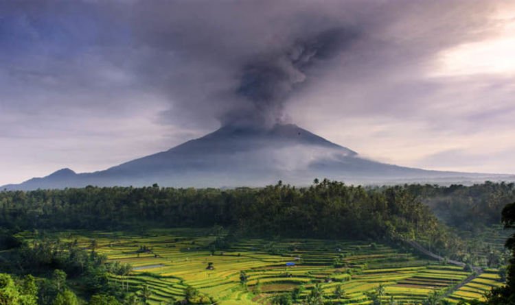 Letusan gunung berapi di Bali: Kolom abu MENYELIMUTI Indonesia saat Gunung Agung meletus