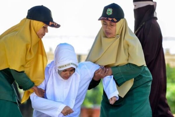 Berita Indonesia: Sepasang kekasih dihukum cambuk di jalanan hanya karena berdiri terlalu dekat satu sama lain