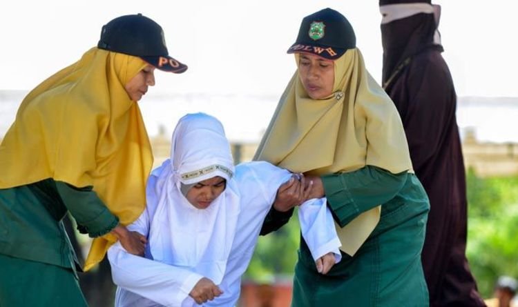 Berita Indonesia: Sepasang kekasih dihukum cambuk di jalanan hanya karena berdiri terlalu dekat satu sama lain