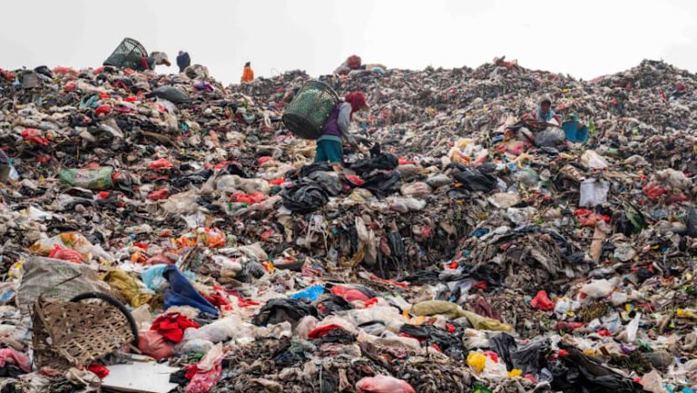 FOKUS: Dengan tempat pembuangan akhir yang hampir penuh, Indonesia berjuang menghadapi ‘bom waktu’ krisis sampah