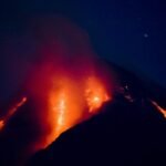 Gunung Merapi di Indonesia memuntahkan aliran lava