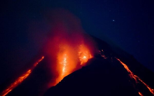 Gunung Merapi di Indonesia memuntahkan aliran lava
