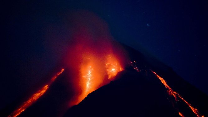 Gunung Merapi di Indonesia memuntahkan aliran lava