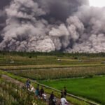 Gunung Semeru Meletus dan Hujan Abu Menimpa Beberapa Desa