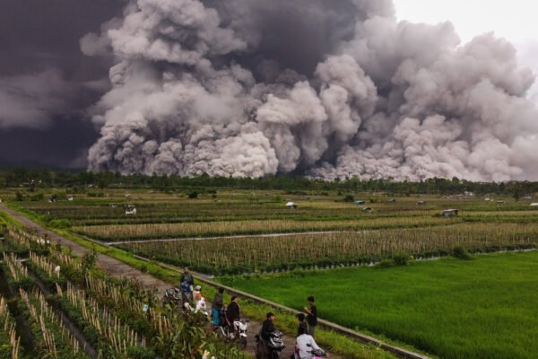 Gunung Semeru Meletus dan Hujan Abu Menimpa Beberapa Desa