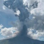 Gunung berapi Lewotobi Laki Laki di Indonesia kembali memuntahkan semburan abu panas