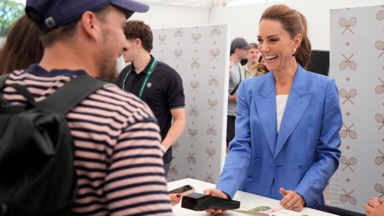 Judul berita di surat kabar: ‘Bar-bar Piala Dunia ramai’ dan ‘Kate menjadi pusat perhatian’