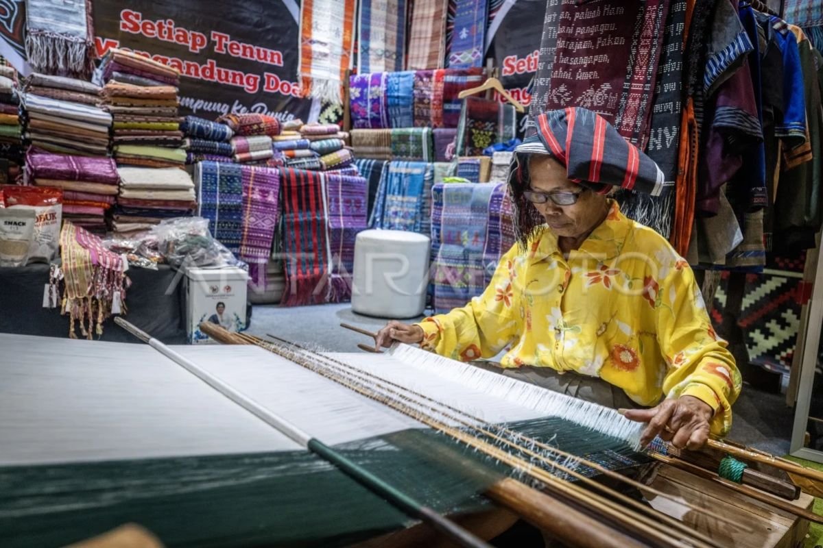Mode dan kerajinan tangan memimpin ekspor ekonomi kreatif Indonesia