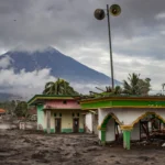 Para pendaki di Gunung Semeru, Indonesia, selamat setelah terjadi letusan gunung berapi mendadak