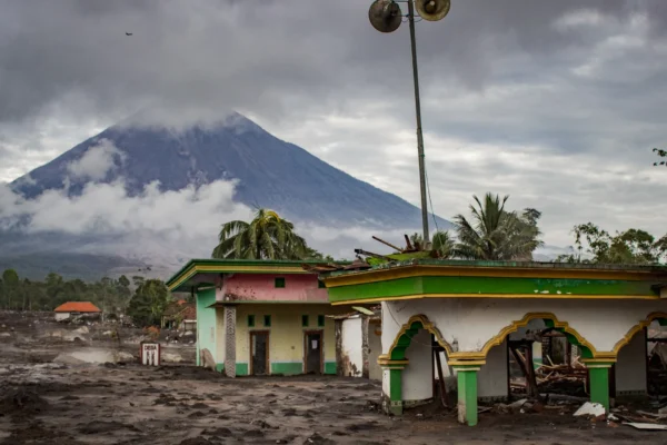 Para pendaki di Gunung Semeru, Indonesia, selamat setelah terjadi letusan gunung berapi mendadak