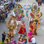 Para peserta ikut serta dalam karnaval budaya selama Festival Asia-Afrika 2026 di Indonesia