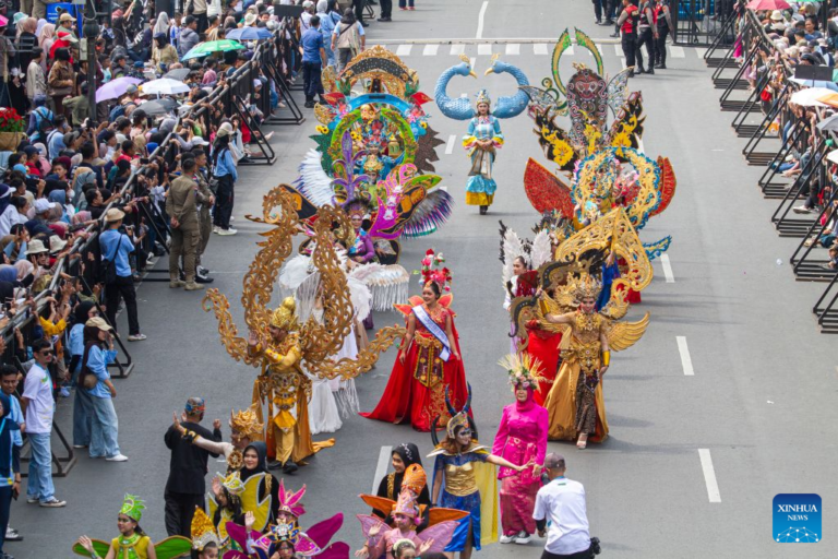Para peserta ikut serta dalam karnaval budaya selama Festival Asia-Afrika 2026 di Indonesia