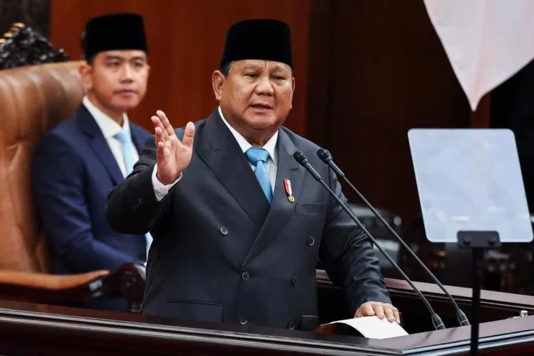 Skandal korupsi dan pelemahan nilai tukar rupiah memicu kembali pembicaraan mengenai perombakan kabinet di Indonesia