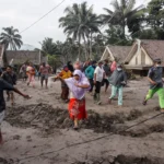 Warga yang tinggal di kawasan sekitar gunung berapi di Indonesia bersiap menghadapi kehancuran