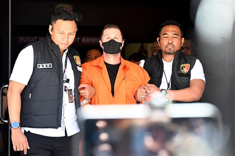 Deportasi bos kejahatan asal Skotlandia ditunda untuk hari kedua di tengah operasi pencarian yang masih berlangsung