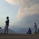 Gunung Lewotobi Laki Laki di Indonesia memancarkan kolom-kolom awan panas yang menjulang tinggi