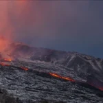 Gunung Semeru di Indonesia meletus dan memuntahkan awan panas hingga hampir 4 mil