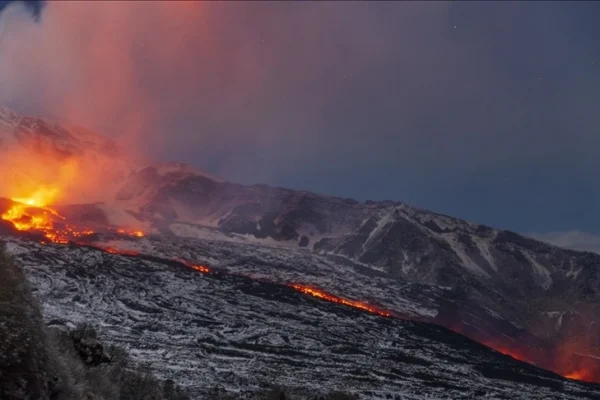 Gunung Semeru di Indonesia meletus dan memuntahkan awan panas hingga hampir 4 mil