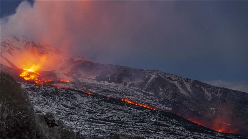 Gunung Semeru di Indonesia meletus dan memuntahkan awan panas hingga hampir 4 mil