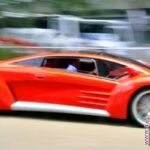 Menteri mencoba mengendarai mobil listrik super pertama di Indonesia