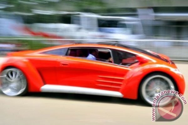 Menteri mencoba mengendarai mobil listrik super pertama di Indonesia