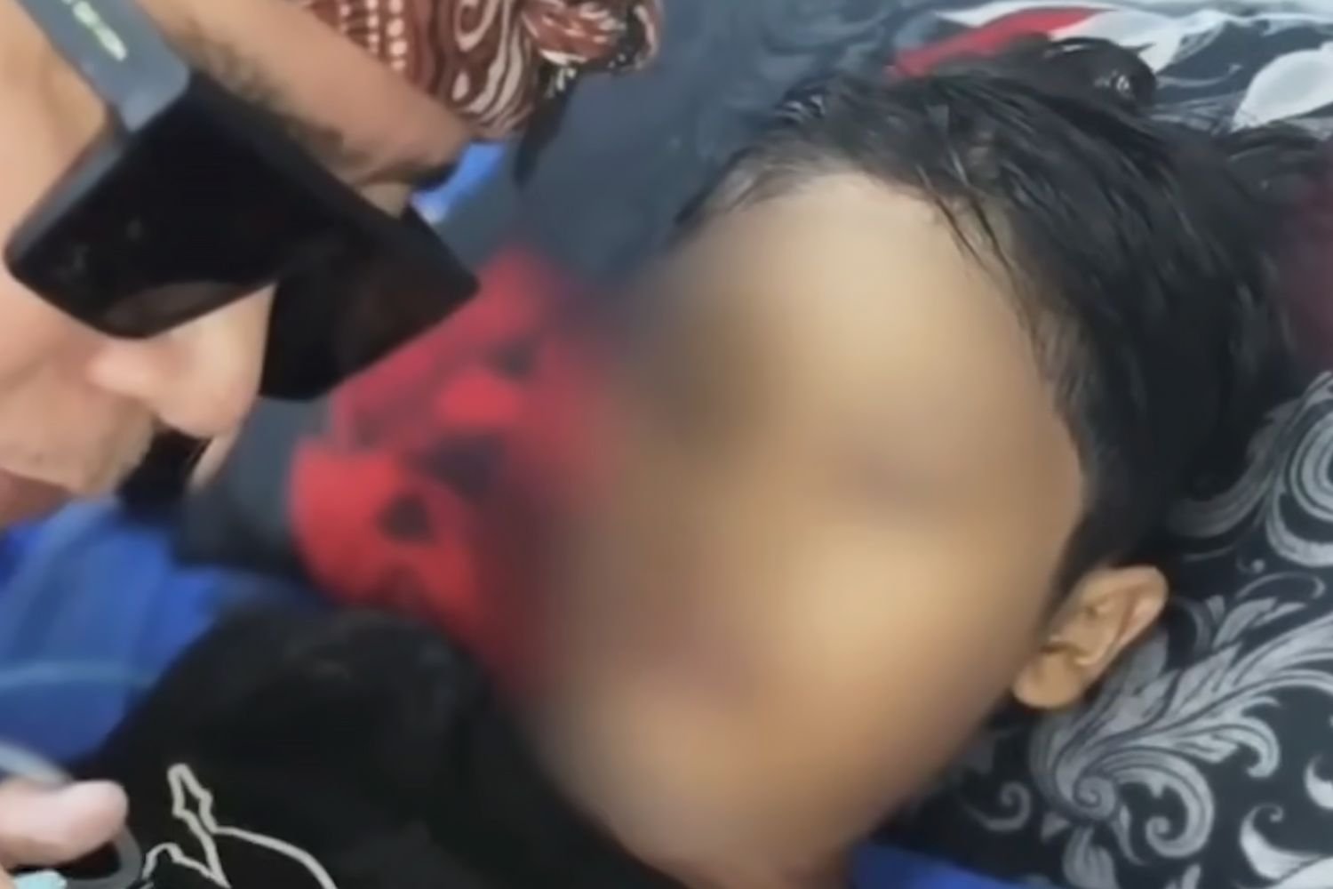 Seorang bocah laki-laki berusia 12 tahun dipaksa meminum air mendidih; ia menyebut nama pelaku yang diduga sebelum meninggal akibat luka bakar
