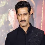 Vicky Kaushal menambah berat badannya sebanyak 12 kg, lalu menurunkan berat badannya sebanyak 15 kg untuk film *Love & War*
